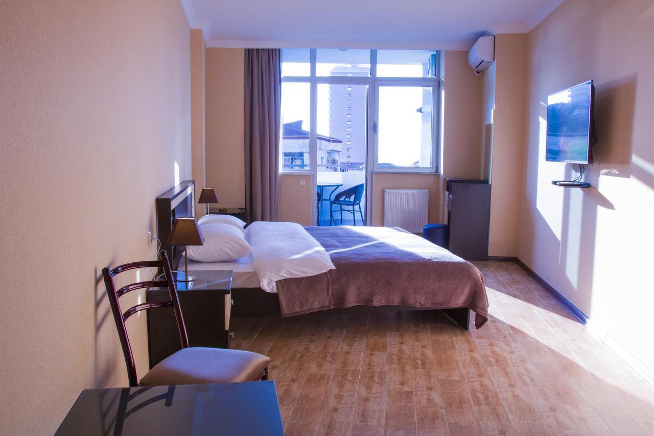 באטומי Pirosmani Mini Hotel מראה חיצוני תמונה